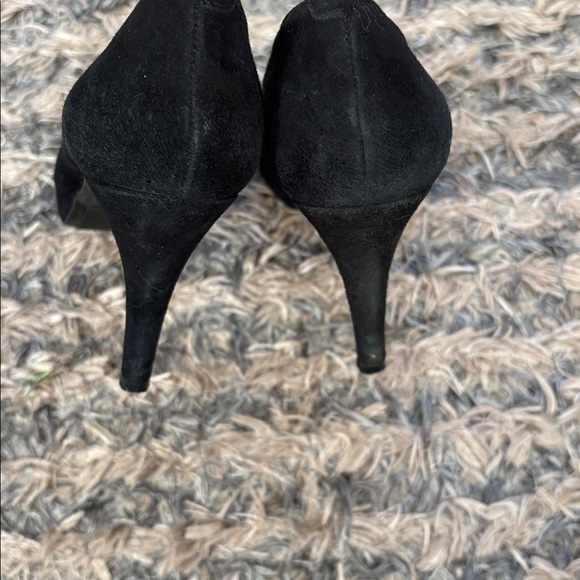 Elegant Marc Fisher Black Suede Women's Heels, Size 6 - Picture 7 of 8